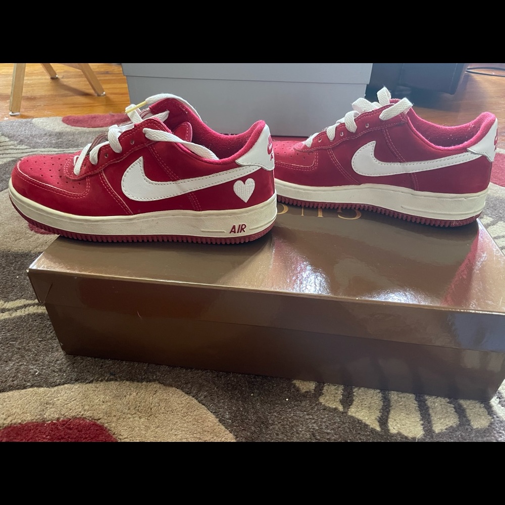 VTG Nike Air Force Valentine's Day Sneakers - Size 7 (RARE).